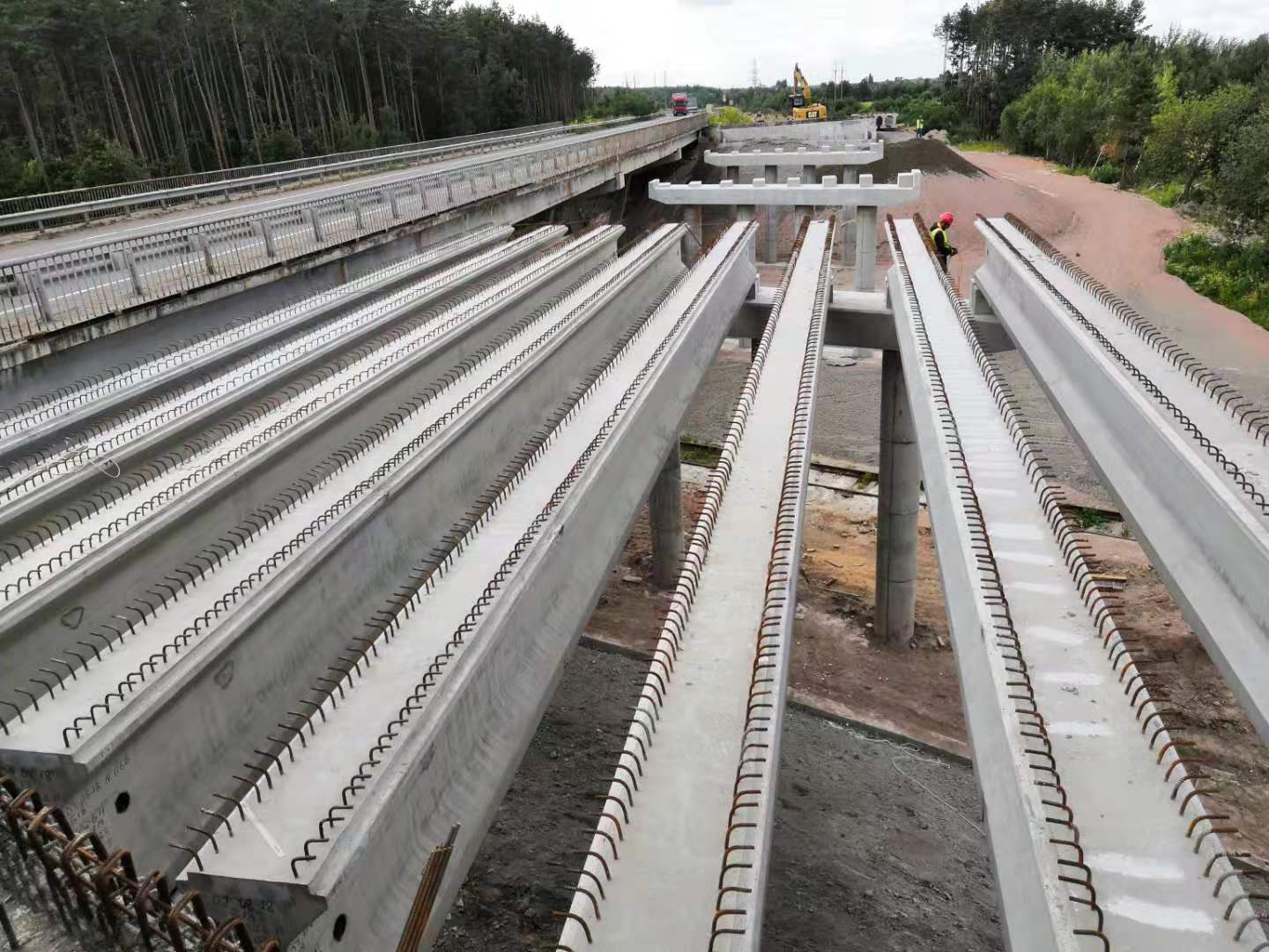 乌克兰m06高速公路桥梁预制梁吊装开始